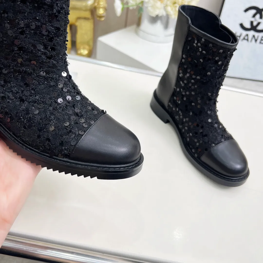 👟👟Ex-factory price 720👟👟 High version of Chanel CHANEL, 🌞🌞🌞Xiaoxiang’s latest 2025 autumn and winter short boots, a must-have item for this autumn and winter season! ! Ms. Chanel loves simple yet irresistible combinations to show her unique style. Mix and match freely to shine⚡Follow Grandma’s fashion steps! ! ! The top-notch craftsmanship and texture are perfectly presented. No matter any details, you can compare them with the counters. The best quality products can be entered and exited from the counters at will! ❶Fabric: imported sheepskin with customized fabrics ❷Lining: sheepskin lining ❸Foot pads: sheepskin ❹Outsole: original molded sole ❺Heel height: 3.5cm ❻Boot shaft height: total height 7 inches ❼Number: 35-40 (40 and 41 are customized and cannot be returned)